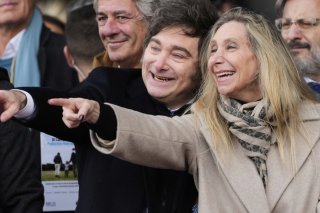 Karina Milei, à droite de son frère Javier Milei, occupe le poste de secrétaire générale de la présidence (archives). KEYSTONE/AP/Gustavo Garello